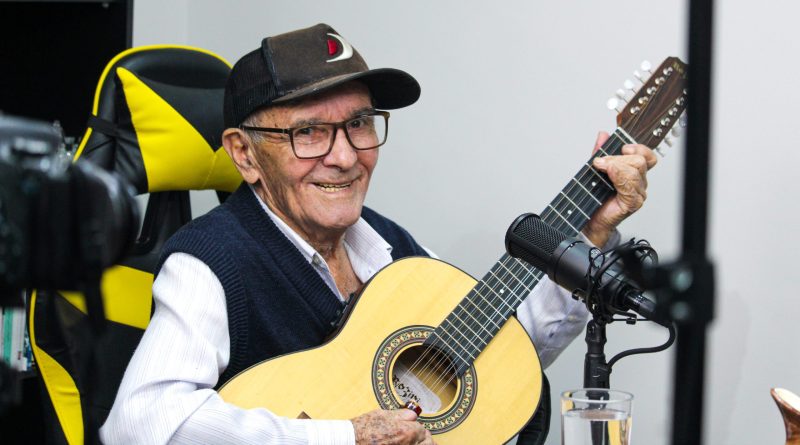 Mestre violeiro Campos Silva e companheiro de viola mostram sua experiência na música caipira no GritaCast #196