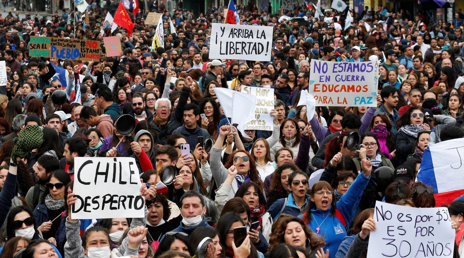 O CHILE ACORDOU. O povo luta nas ruas contra o…