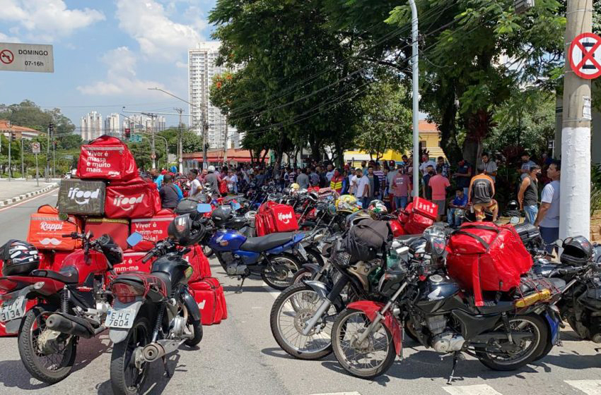 Motoboys protestam após motorista destruir moto de entregador